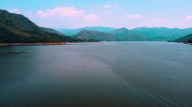 Tolima Kolombiya 'daki güzel Prado barajının Kinematik hava manzarası. Ülkenin iç kesimlerinde. Tatil ya da manzara konsepti