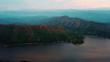 Tolima Kolombiya 'daki güzel Prado barajının Kinematik hava manzarası. Ülkenin iç kesimlerinde. Tatil ya da manzara konsepti