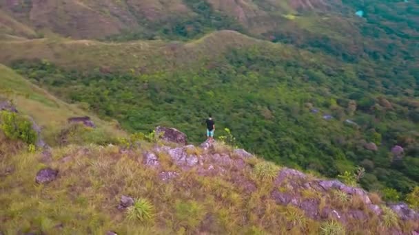 Drone Vista Com Uma Pessoa Abrindo Braços Apreciando Montanha Prado — Vídeo de Stock