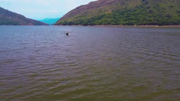 Homem Atravessando Barragem Prado Tolima Colômbia Barco Conceito Transporte Água — Vídeo de Stock