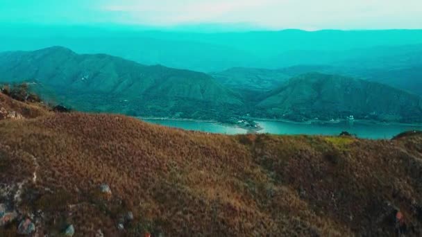 托利马科洛姆比亚美丽的普拉多大坝的电影式鸟瞰 这个国家非常蓝色的内陆海 度假的概念 — 图库视频影像