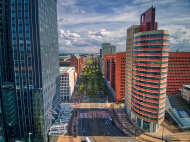 Gökdelenleri ve binaları olan Rotterdam şehri gökdelenleri
