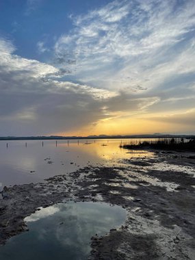Harika, tapılası ve İspanya 'daki Pembe Tuzlu Göl' ün yanında mükemmel bir manzara, Torrevieja. Gün batımının inanılmaz güzelliği hayal gücünü harekete geçirir. Gölün rengi o kadar olağandışı ki oraya tekrar tekrar dönmek istiyorsunuz..