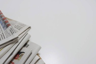 Gazeteli beyaz arkaplan