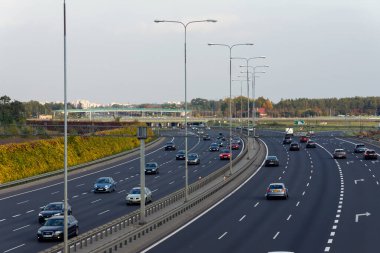 Varşova, Polonya 10-08-2022 - Chopin Havaalanı yakınlarındaki S2 otoyolunda trafik.