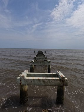 Kasırgadan sonra yıkılan rıhtım