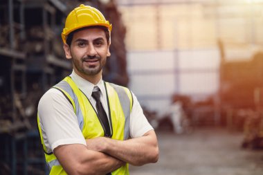 Latin erkek mühendis fabrika çalışanlarının portresi gülümse ve kameraya bak.