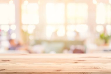 Ahşap masa önplanı kapalı kafeterya ve ürün montaj reklam afişi için restoran arka planı.