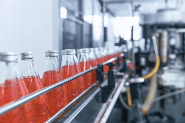 Endüstri 4.0 standart taşıma bandında içki fabrikasında şişelenmiş otomatik otomasyon içeceği..