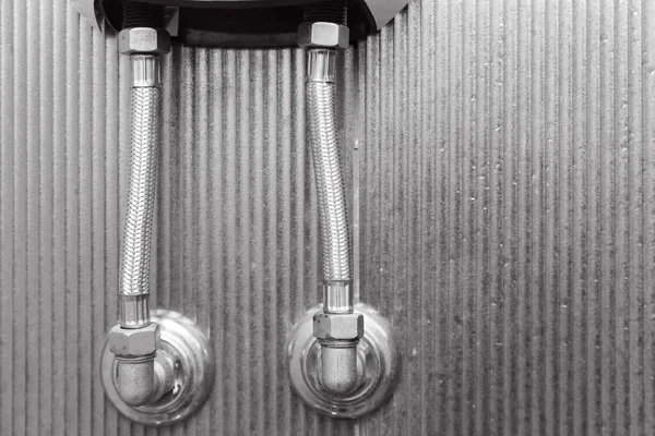 浴室加热器或锅炉高压水用不锈钢钢丝编织软管 — 图库照片