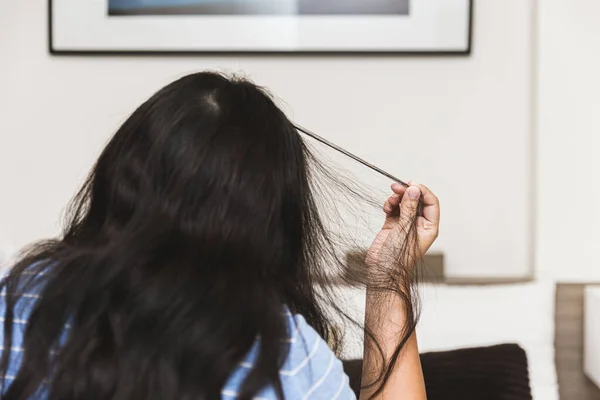 Kvinnor Stressa Och Oroa Sig Med Hår Dra Sjukdom Eller — Stockfoto