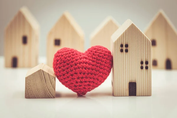 Любовне Серце Між Моделлю Великого Малого Будинку Перебування Вдома Кохання — стокове фото