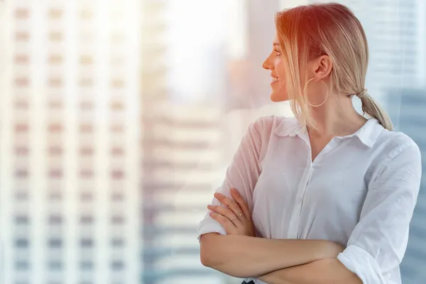 Bürokauffrau Blickt Aus Dem Fenster Und Lächelt Glücklich Für Manager — Stockfoto