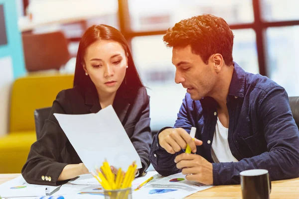 Intelligentes Geschäft Asiatische Büroangestellte Arbeiten Büro Mit Männlicher Teamwork Mischung — Stockfoto