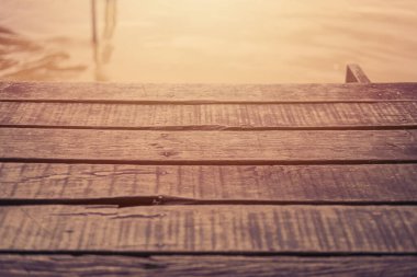 Nehrin arka planında eski ahşap iskeleler, boş alan.