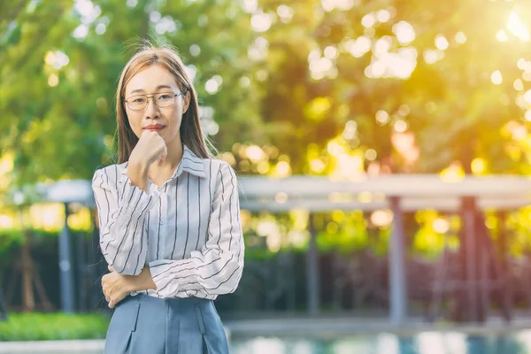 Porträt Asiatische Smart Aussehen Geschäftsfrau Stehend Denkende Hand Kinn Auf — Stockfoto