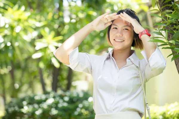 肖像画亚洲少女站在户外 手拿着遮阳伞 自我紫外线保护 快乐地笑着 — 图库照片