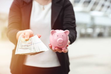 Para biriktirmek, zengin olmak ve kişisel banka hesaplarıyla zengin olmak.