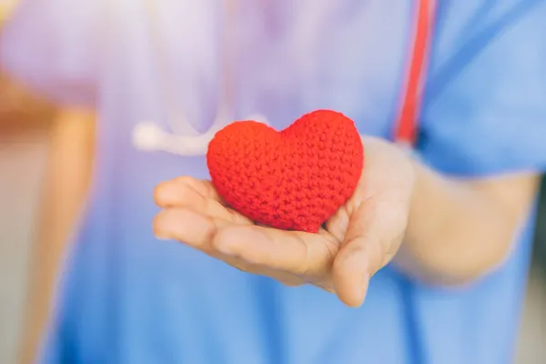 Hand Gibt Rotes Herz Für Hilfe Blutspende Gesundheitsfürsorge Gemeinsam Teilen — Stockfoto