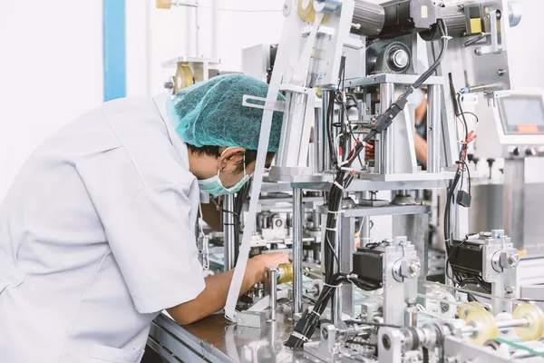 Mühendis Hijyen Tıp Fabrikasında Modern Hizmet Makinesini Tamir Ediyor — Stok fotoğraf