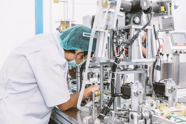 Ingeniero Trabajador Fijar Servicio Máquina Moderna Fábrica Médica Higiene — Foto de Stock