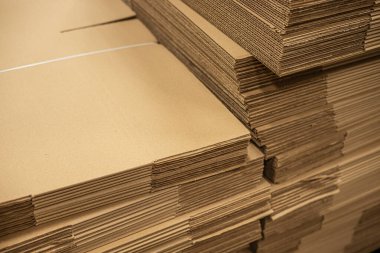 Oluklu fiberboard kahverengi karton karton yığını fabrikada.
