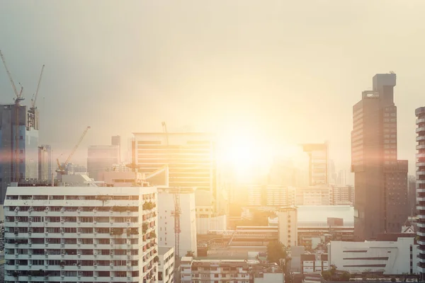 Skyline Della Metropolitana Della Città Con Sole Splendente Che Sorge — Foto Stock