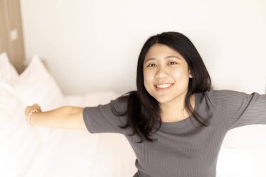 Mutlu kadınlar sabah uyanır. Taze hissederler ve iyi uykudan gülümserler.