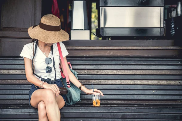 Estilo Verão Moda Turista Viajante Sentado Relaxar Com Suco Frutas — Fotografia de Stock
