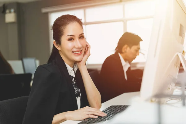 Hermosa Mujer Trabajadora Retrato Mirando Cámara Feliz Sonrisa Oficina Con — Foto de Stock