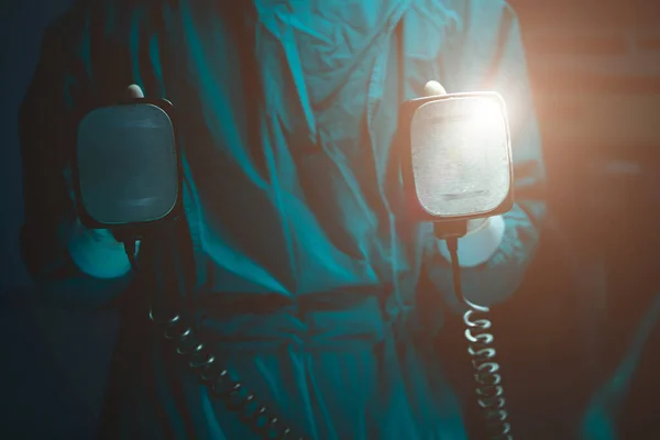Doktor Ameliyathanede Atım Jeneratörü Için Manuel Defibrilatör Tutuyor — Stok fotoğraf