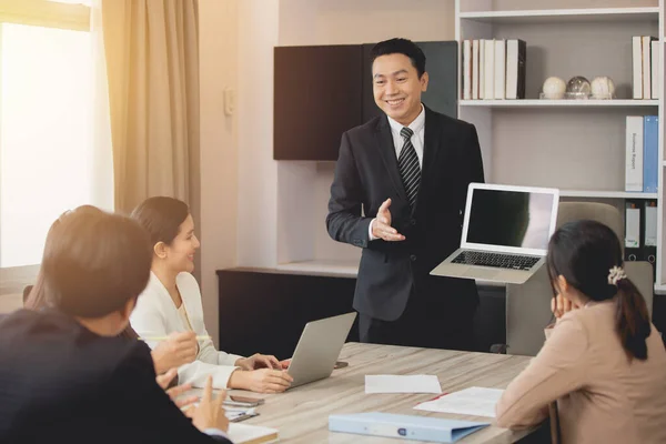 Professionelle Erwachsene Verkaufsagent Stehende Präsentation Auf Besprechungsraum Zeigen Laptop Computer — Stockfoto