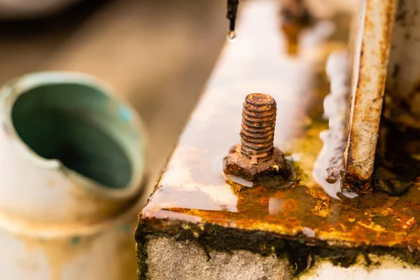 酸雨水湿腐蚀生锈的螺母和螺栓破坏结构和强度 — 图库照片