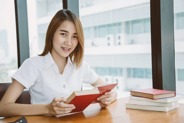 Asiática Universidad Adolescente Sonrisa Feliz Para Aprender Educación Lectura Libro — Foto de Stock