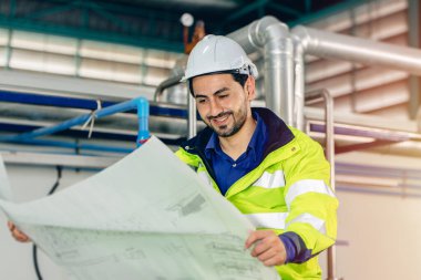 Fabrikada çalışan makine hizmetleri talimatlarının kat planlı kağıt mühendisi.