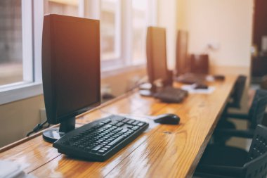 İnternet kafede internet hizmeti için tahta tezgah çubuğunda bir sıra bilgisayar masaüstü