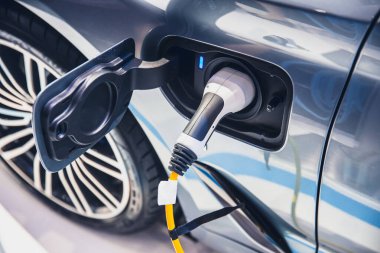 EV elektrikli aracı şarj etmek Geleceği sürmek için temiz enerji
