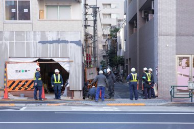 İnşaat alanında çalışan Japon ekip çalışanı 25 Kasım 2017, Tokyo, Japonya.