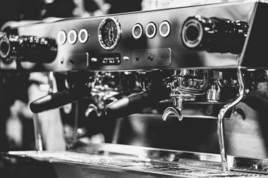 İtalyan Espresso makinesi siyah beyaz klasik renk biçimi