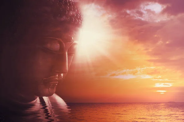 Asiatico Buddha Faccia Segno Pace Tranquilla Calma Con Tramonto Mare — Foto Stock