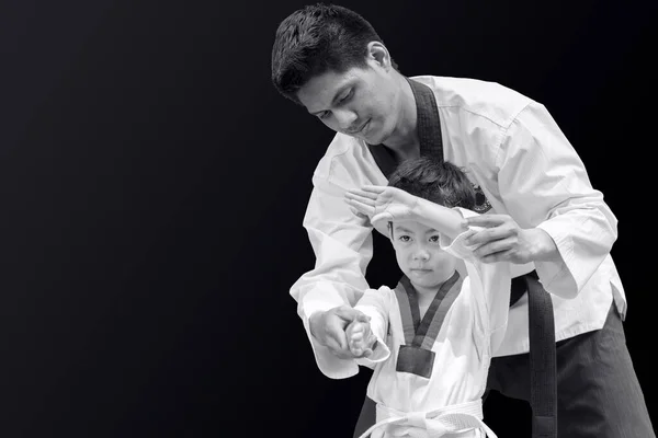 Taekwondo Mestre Faixa Preta Ensinando Garoto Lutar Guarda Fundo Preto — Fotografia de Stock