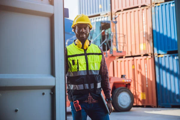 在货运公司物流港口工作的特约员工开心的微笑 — 图库照片