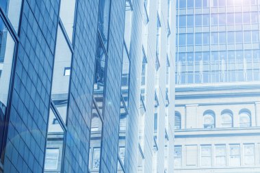 Kentsel iş bürosu arka plan için büyük şehir mavi renk tonunda cam pencereler inşa ediyor