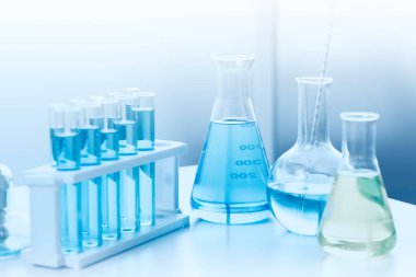 Araştırma konsepti için tıbbi laboratuvarda sıvı formüllü kimyasal ekipmanlar.