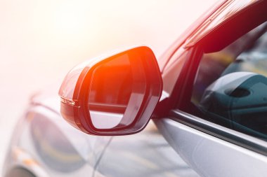 Sürücü için araba yan aynası veya kanat aynası Arka plan görüşünün arkasına bak