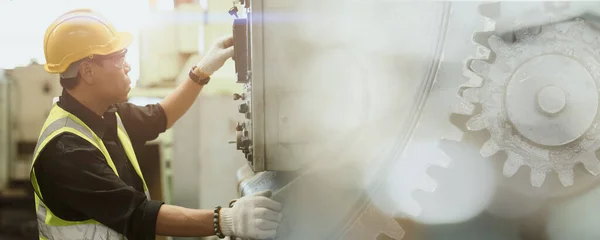 Lavoratore Ingegnere Lavoro Professionista Gestisce Macchina Manutenzione Nello Spazio Ampio — Foto Stock
