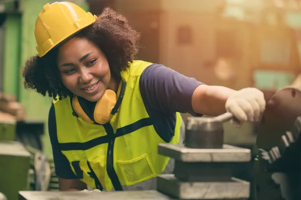 Femeia Afro Americană Muncitoare Fericită Zâmbind Lucrând Mașina Metalică Fabrica — Fotografie, imagine de stoc