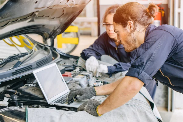 Personale Meachnic Lavoratore Utilizzando Computer Portatile Controllare Ane Sintonizzazione Motore — Foto Stock