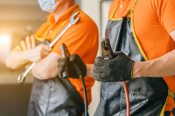 Professionelle Werkstattmitarbeiter Arbeiten Bei Der Wartung Und Reparatur Von Fahrzeugen — Stockfoto