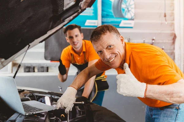 Buon Personale Servizio Auto Felice Lavoro Squadra Meccanico Controllo Del — Foto Stock